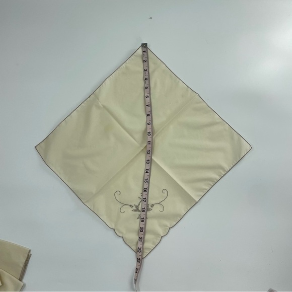 Set of 4 Vintage linen ecru and gray embroidered neutral dinner napkins - Picture 4 of 6